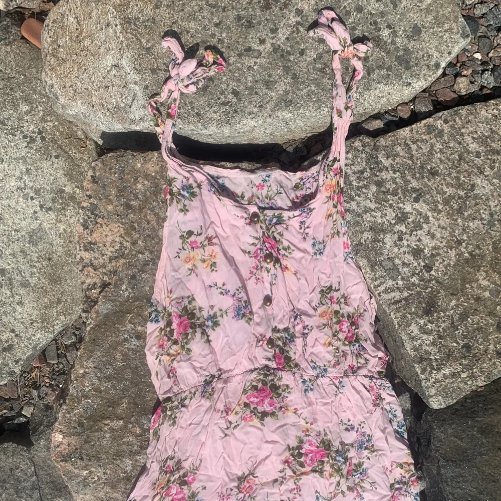 Somrig klänning köpt på Gotland med reglerbara axelband. Klänningar.