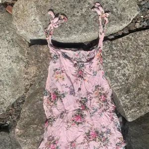Somrig klänning köpt på Gotland med reglerbara axelband