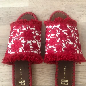 Sandaler från MIISTA - Aldrig använda sandaletterna Miista. Mycket snyggt, detaljerat broderi! Alla Miista skor är handgjorda i Spanien.  Strl 37 Innersula: skinn