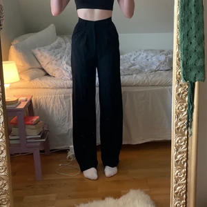 Kostymbyxor  - Svarta kostymbyxor från pull&bear  Sparsamt använda, långa på mig som är 170 med långa ben m