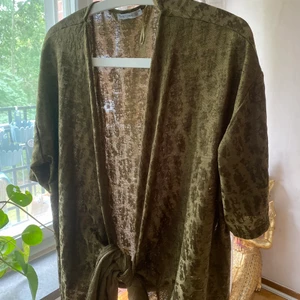 Blus  - Omlott blus i skönt material från ZARA. Vacker grön 