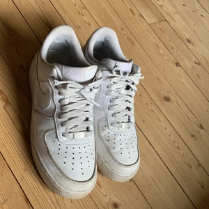 Nike Airforce 1 - Säljer mina Nike Airforce eftersom att de blivit för små. Storleken är 41. Inte använt de så mycket ca 10 gånger. Nypris 1000kr. Skick 6/10. Säljer de för 300 + frakt 