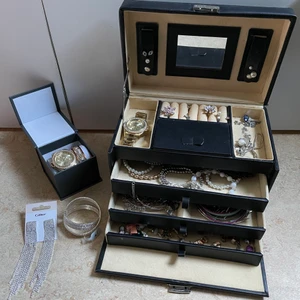 Allt på bilderna tillsammans för 900kr - Säljer allt som finns på bilderna tillsammans i ett paketpris. Vissa saker är helt nya. Och det mesta är i väldigt bra skick och bra skick. Finns att hämta i Järfälla och postar även. Köparen står för frakten!💜