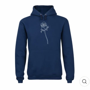 Hoodie - Super fin hoodie som är jätte skön och använt fåtal gånger, ordinarie pris 599 och nu 250. Jätte fint skick. Den är mer marinblå och mörkare i verkligheten!
