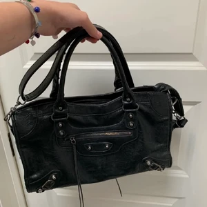 Svart väska - Säljer min balenciaga liknade väska i den stora modellen! Lite sliten, därav priset. Köpt för 1500 här på plick