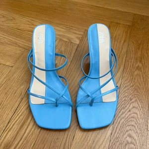 Babyblå kitten heels från Zara  - Supersöta klackar från Zara. Lätta att gå i och endast använda 1 gång inomhus. Tyvärr är de för små för mig!