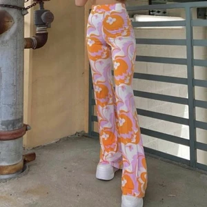 Trendiga färgglada byxor - Tygbyxor i skönt tajtsmaterial. Från shein