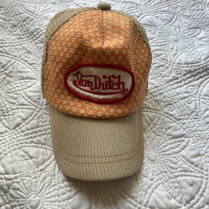 Unik vintage Von Dutch keps 🧡 - Justerbar, har en liten defekt i sidan som syns i den sista bilden. Köptes vintage men passar inte min huvudform tyvärr.
