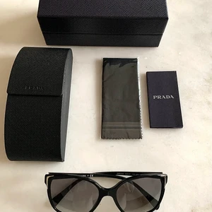 ÄKTA Prada solbrilllor - Fått dessa i födelsedags present men knappt använt dom pga. att dom haft för tunn båge för mig. Glasögonen är svarta med gulddetaljer. Alla tillbehör från bild 1 ingår såklart! 