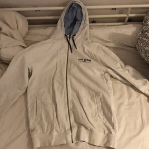 Hoodie med dragkedja.  - Vit luvtröja, med drag kedja. Storlek M. 