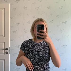 Blommig tshirt - Tshirt marinblå med små vita blommor. Superfin