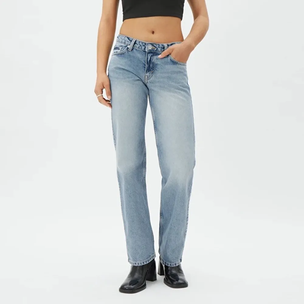 Säljer mina poplulära lågmidjade jeans ifrån Weekday i storlek 25/30, då dom inte kommer till användning! Använd fåtal gånger så likt nyskick! 💙 nypris 500kr. Jeans & Byxor.