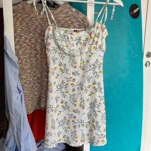 Somrig klänning  - En jättefin somrig klänning från hm