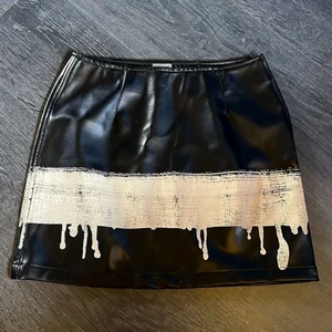 Moschinokjol - Köpte den här på plick men den passade inte så jag säljer vidare 😊 