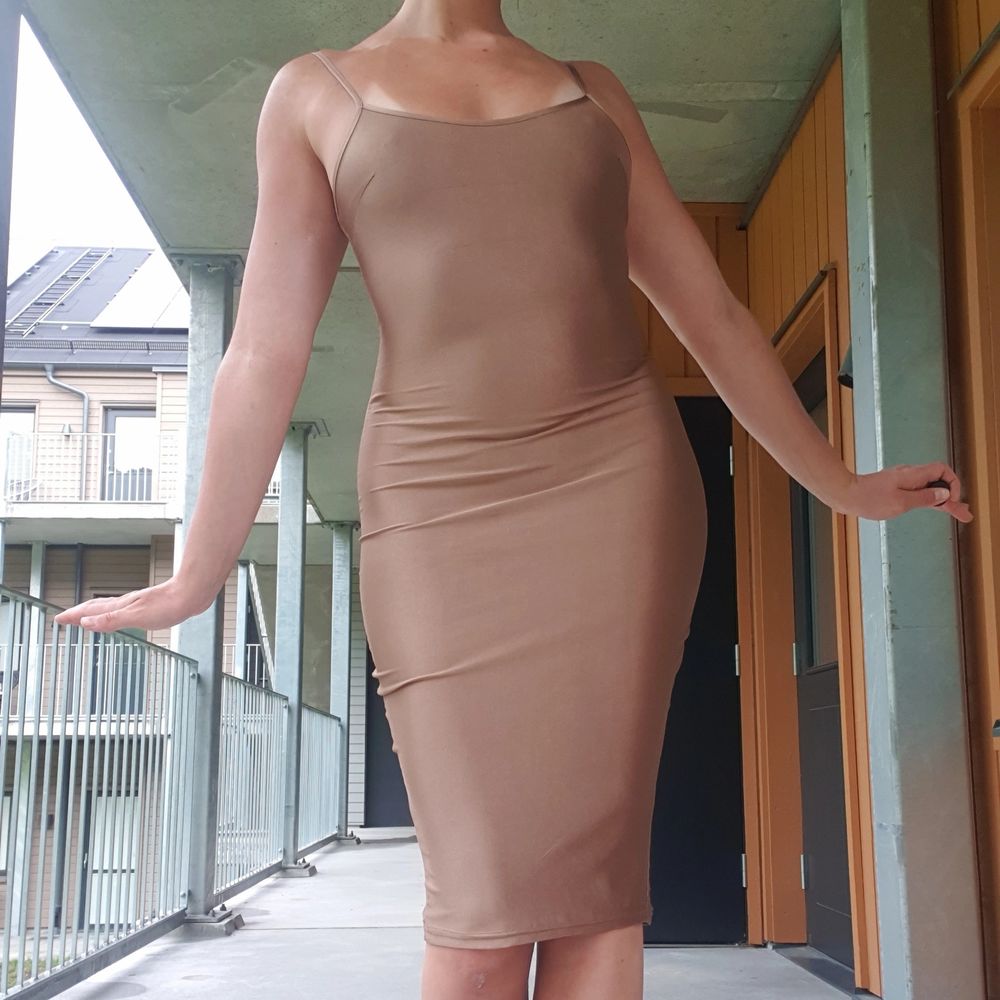 Absolutely gorgeous light brown bodycon dress guaranteed to give you all curves, baby. In a light brown, nude color that will suit any skin tone. Not seethrough, but has a light sheen to the fabric that illuminates. Sooo comfy, fits XS/M, very stretchy!. Klänningar.
