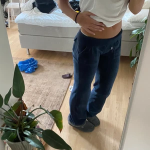 juicy byxor -   verkligen så fina mjukisbyxor från juicy couture som tyvärr inte kommer till användning längre. (på första bilden har jag vikt ner byxorna) Ena metalldetaljer på snöret har åkt av men annars i fint skick. Skriv privat för bilder osv❤️