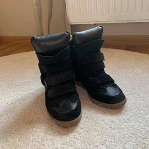 Isabel marant  - Isabel marant skor i storlek 38, nästintill nyskick, köpta 2018 för 4850kr Svarta. Kom med bud  Säljer dem åt min flickvän.