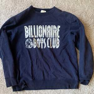  Collage tröja från billionaire boys club i bra begagnat skick (lite solblekt).  Från tidigt 2000 tal. Tillverkad i Japan.  Storlek XL, sitter som M-L.