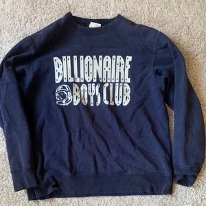Billionaire boys club collagetröja  -  Collage tröja från billionaire boys club i bra begagnat skick (lite solblekt).  Från tidigt 2000 tal. Tillverkad i Japan.  Storlek XL, sitter som M-L.