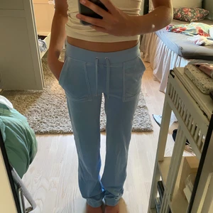 Ett par ljusblå jucy mjukisbyxor - Ett par ljusblå juicy couture byxor som är sparsamt använda. Jag är 169 och det passar mig.