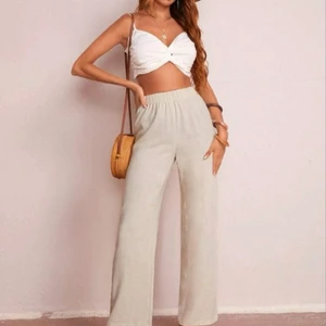 Linnebyxor - Ett par fina linnebyxor i storlek 34/xs. Dem blev korta i tvätten så för mig som är 167 är dem typ 6-7cm korta. Ser helt nya ut och bara använda några få gånger! Kan mötas upp och skickas.  Från shein💗   Nypris: 159kr  Jag säljer för 75kr + frakt 