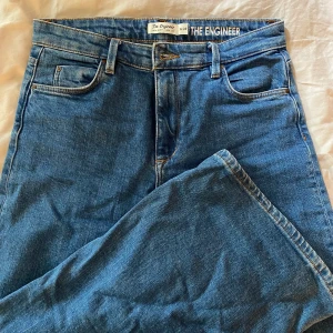 Blåa vida jeans  - Blåa vida högmidjade Jeans, knappt använda:) Fint skick och ordentligt material. 