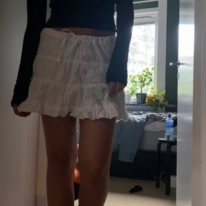 vit volangkjol  - [ skriv t mig innan du vill köpa ]. vit volangkjol med grå hibiskusblommor på samt rhinestones. jättefint skick, passar xs-m då den har band i midjan. sitter bra på min vän på bilden me st xs/s. frakt 66kr