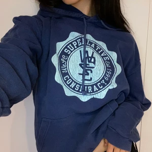 WEZC hoodie - Välanvänd och bekväm hoodie från WEZC. Köpt på Secondhand ca 1 år sedan. Efter användning har den råkat få minimala färgfläckar och en öppnad söm på framfickan (se bild nr 3).