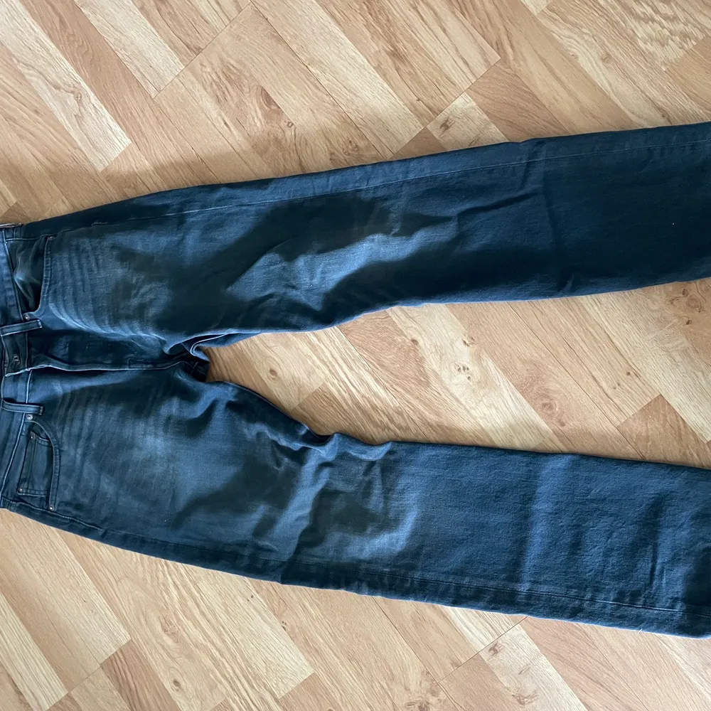 Levis jeans inköpta från zalando 2020 för 1200, är i strlk 32/32 och sitter lite loose men är straight leg. Är använda 2/3 gånger så är i utmärkt skick.. Jeans & Byxor.