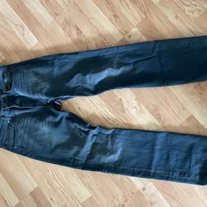 Levis jeans inköpta från zalando 2020 för 1200, är i strlk 32/32 och sitter lite loose men är straight leg. Är använda 2/3 gånger så är i utmärkt skick.
