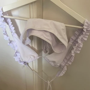 Bikini - Bikini set. Ställbara axlar och runt ryggen. Hela settet är i storlek S Nypris 150 Mitt pris 80