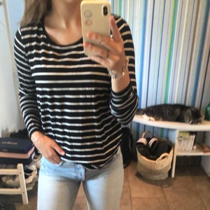 Randig tröja - Svart vit randig tröja. Kommer ej till använding längre😍