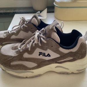 Fila skor - Fila skor endast använda 1 gång, storlek 39.