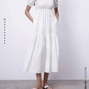 Sommarklänning från Zara - Vit sommarklänning från Zara i storlek L