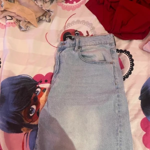 Jeans från lager 157 - Plagget är 2 månader gammalt, bara testat en gång men är väldigt stora 