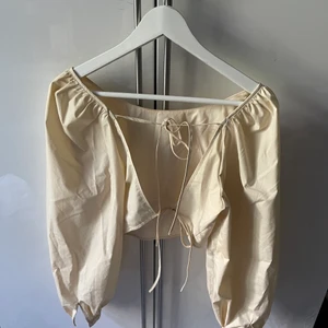 NA-KD x Hanna Schonberg topp - Beige topp från Hanna Schonbergs kollektion med NA-KD, använd 1 gång så det är som ny
