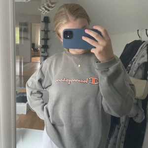 Champion sweatshirt - Säljer denna sweatshirt från cahmpion då den inte kommer till användning. I mycket bra skick, storlek 13/14 i barn men skulle säga att den passar xs/s! 