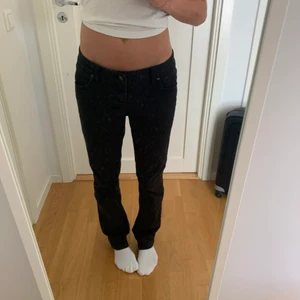 Low rise svarta jeans - Lågmidjade svarta jeans med rak passform. Midjemått 76cm. Säljer för 300kr! Kontakta mig eller skriv i kommentarerna för föer bilder eller vid intresse:) 