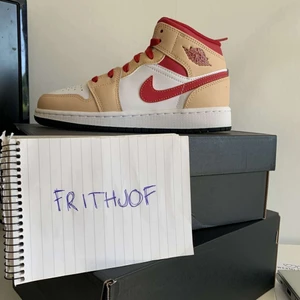 Jordan 1 mid red curry - Jordan 1 mid red curry gs Storlek 35,5 & 36,5