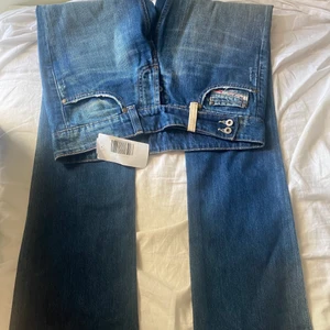 Jeans  - Säljer dom här jätte fina lågmidjade jeansen då dom är för små, dom är i storlek 27💗 aldrig använt om lappen sitter kvar