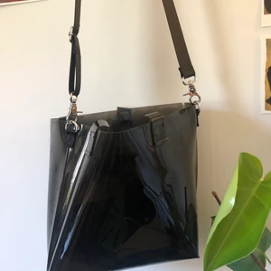 genomskinlig axelremsväska - så cool väska i halv-genomskinligt material😩 kommer med en liten påse man kan ha inuti ifall man inte vill att innehållet ska synas! 