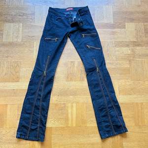 Bootcut jeans med dragkedjor. Asballa men används inte längre. Passar waist 27-28 från vintage märket killah 💖💖💖💖