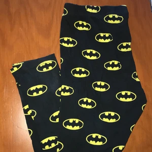 Batman mysbyxor stl L - Använda några gånger! Passar perfekt att sova i eller bara ha att mysa i, superskönt material <3