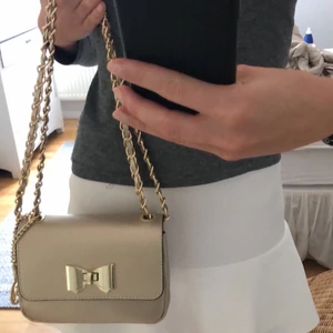 Guldig väska - Guldig väska från Pia Sassi, aldrig använd! Super fin liten men ändå rymlig väska! Sälja pga att jag har andra jag tycker om mer. Ny pris 2000, går att diskutera pris vid snabba affär 😊