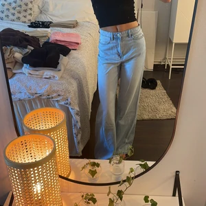 Jeans  - Blåa vida jeans från Lindex. Jag är ca 170 och på mig går dom ner till marken. Superfint skick! 💖