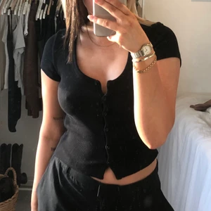 Svart tröja med knappar - säljer denna fina svarta tröja med knappar🖤