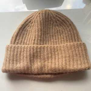 Beige mössa Gina Tricot  - använd fåtal gånger och är i bra skick💛 skriv om bättre bilder önskas