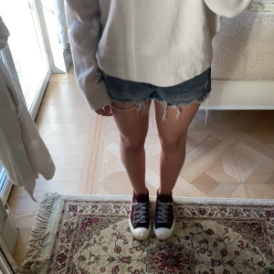 Gråa shorts  - Säljer dessa populära shorts från Zara. De är i helt nytt skick har alldrig använts pga att jag tycker de är lite för stora. Så fina nu till sommaren!🥰 ordinarie pris är 359kr. Jag är en 34/36 men köpte dessa i 38 och de är lite för stora i midjan.