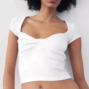 Jätte fin tröja - Säljer denna helt slutsålda tröja från zara💕💕