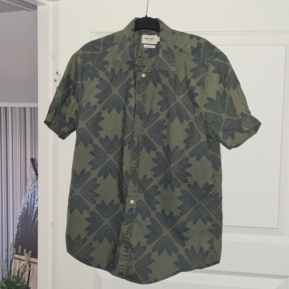 Mörkgrön kortarmad skjorta (herr) med mörkblå detaljer. Lätt använd Storlek: Regular fit (M). Skjortor.